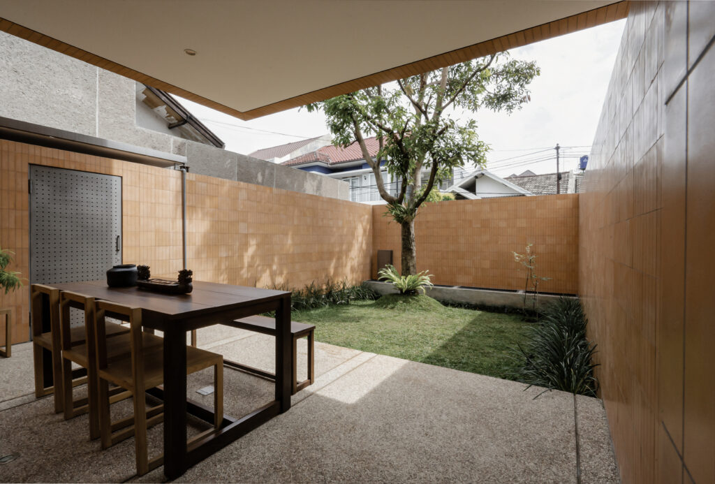 Ngôi nhà kín đáo bên ngoài, rộng mở bên trong - Ảnh 4