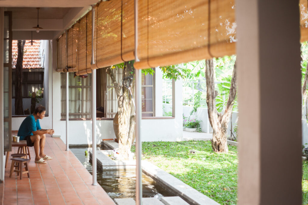 Ngôi nhà nhỏ ở Bình Dương ngập trong bóng mát 11 cây cổ thụ - Ảnh 5
