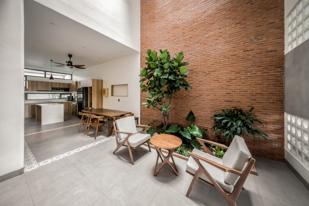 Ngôi nhà ống ngập nắng ở Bình Dương - Ảnh 3