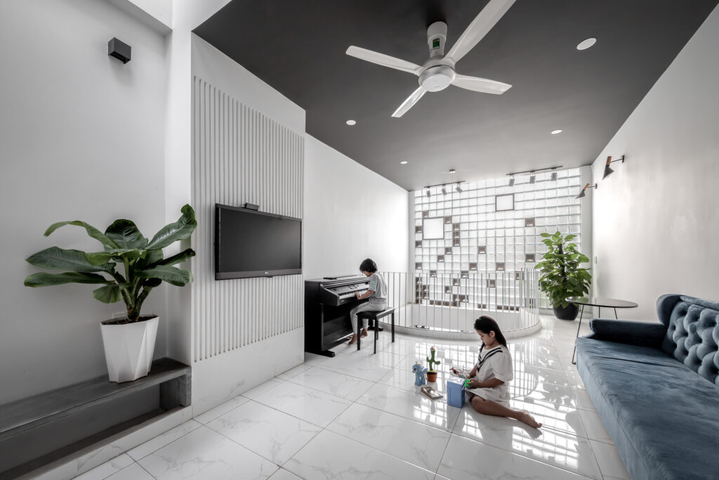 Nhà phố Sài Gòn sử dụng gạch kính làm thoáng không gian - Ảnh 5