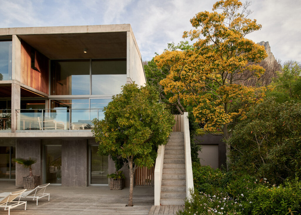 Căn nhà trên đồi bừng sáng như một chiếc lồng đèn - Ảnh 1