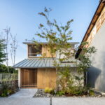Ảnh Nhà kiểu Nhật rợp bóng mát với vườn cây bao phủ xung quanh