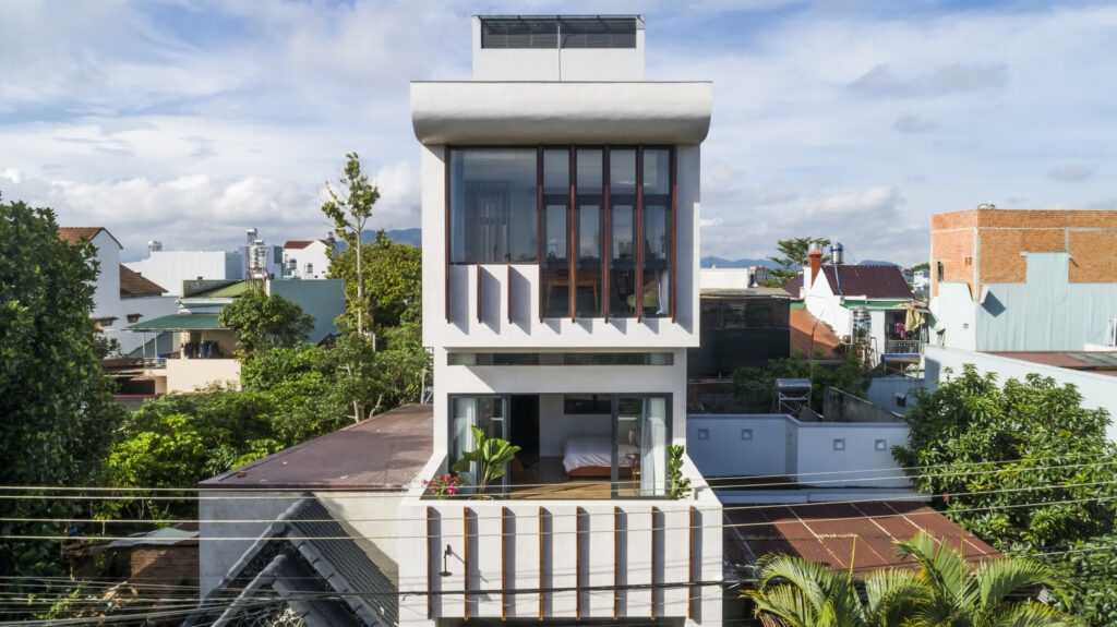 Nhà ống tràn ngập ánh sáng nhờ lắp hệ lam thép trên mái nhà - Ảnh 2