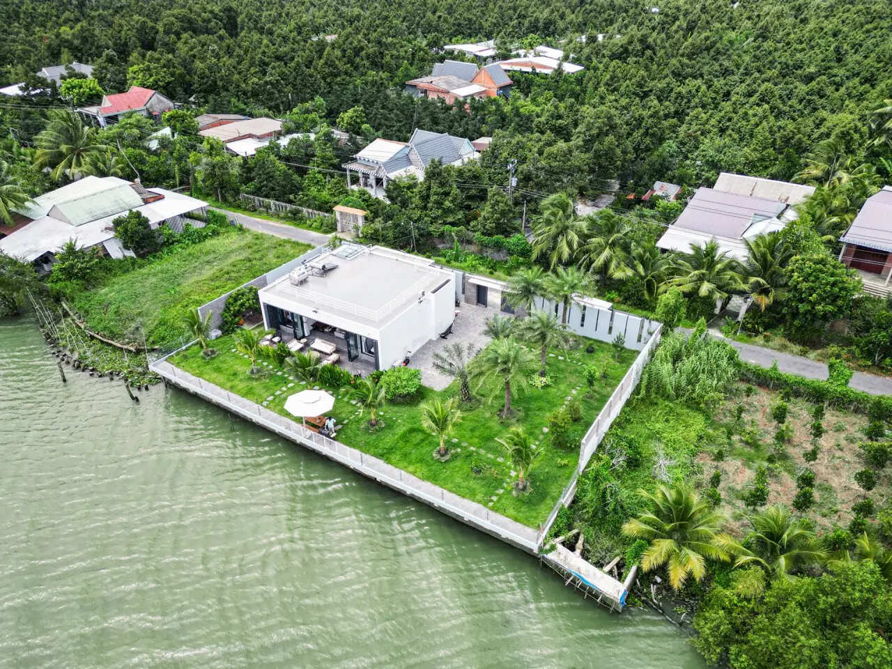 Nhà ống không có bất kỳ tường ngăn nào, kể cả nhà vệ sinh - Ảnh 1