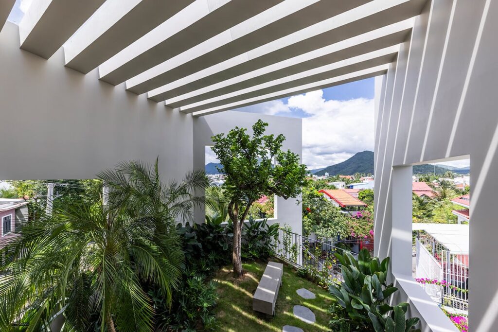 Ngôi nhà với khu vườn trên cao độc đáo tại Nha Trang - Ảnh 15