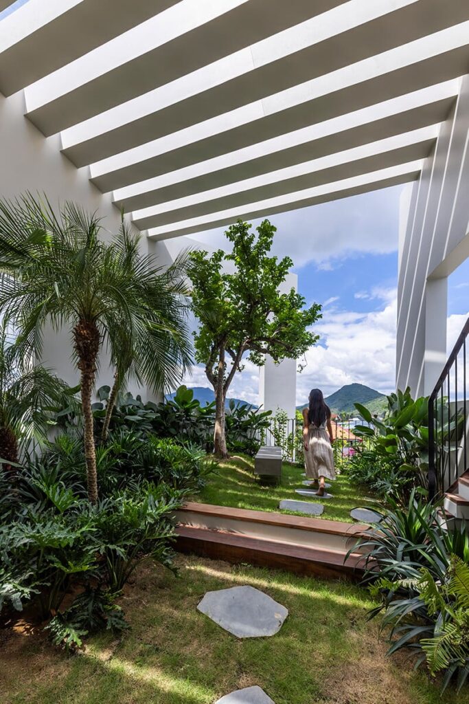 Ngôi nhà với khu vườn trên cao độc đáo tại Nha Trang - Ảnh 16