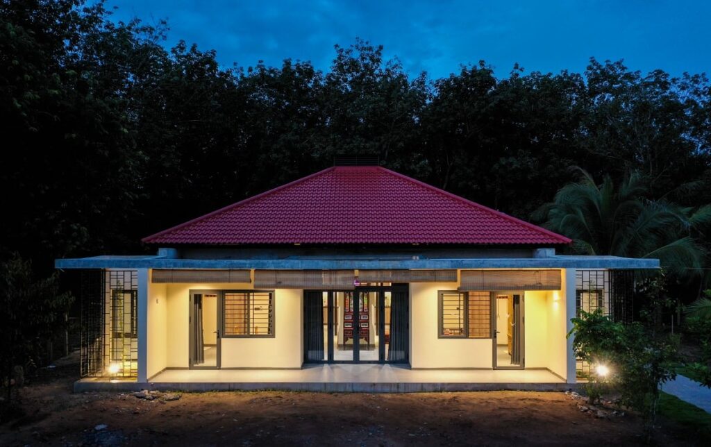 Ngôi nhà mái ngói hình phễu để chống nóng ở Tây Ninh - Ảnh 2